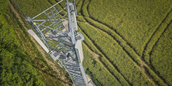 Pylone pour antenne relais GSM 5G FH (faisceau Hertzien), Free Mobile, reseau telephonique mobile haut debit, Telco,  Agriculture, champs de Colza,  traces de roues de tracteur dans un champ,