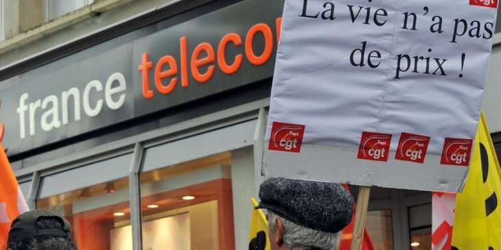des employes de france telecom defilent dans les rues de caen le 6 octobre 2009 apres une vague de suicide au sein de l entreprise
